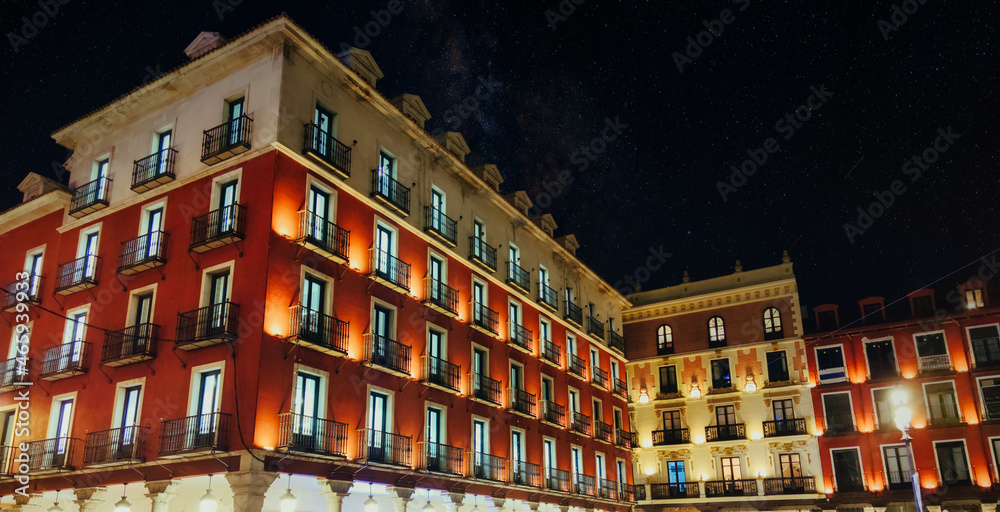 Fachadas de casas iluminadas por la noche en la plaza mayor de Valladolid, España