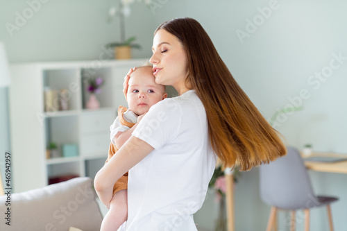 Obraz na plátně Photo of pretty dreamy mother dressed white t-shirt holding hands arms child clo