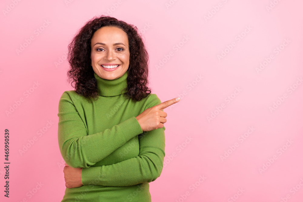 Obraz premium Photo of pretty cute african lady dressed green turtleneck smiling pointing finger empty space isolated pink color background