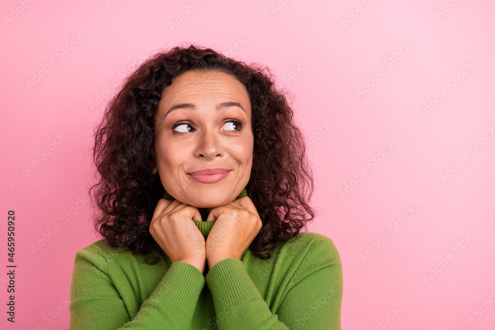 Photo of sweet thoughtful african lady dressed green turtleneck smiling arms chin looking empty space isolated pink color background Photo of sweet thoughtful african lady dressed green turtleneck smiling arms chin looking empty space isolated pink color background