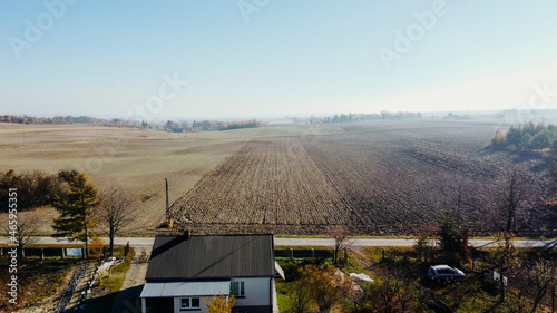 piękny krajobraz pole wieś polska przenica rolnik dom 