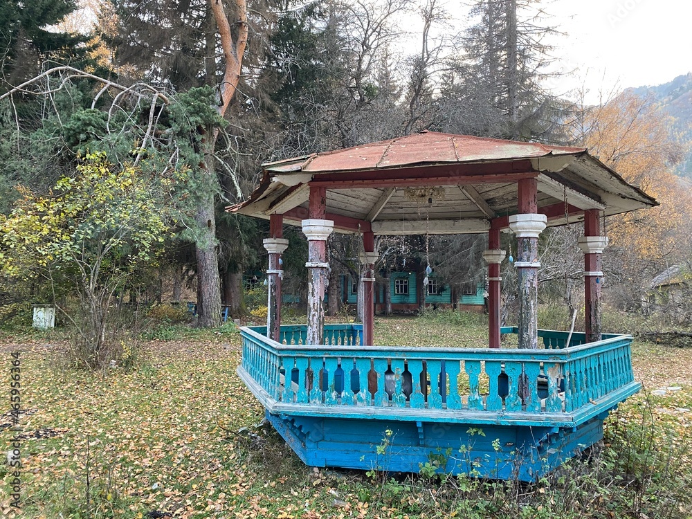 Obraz premium abandoned gazebo