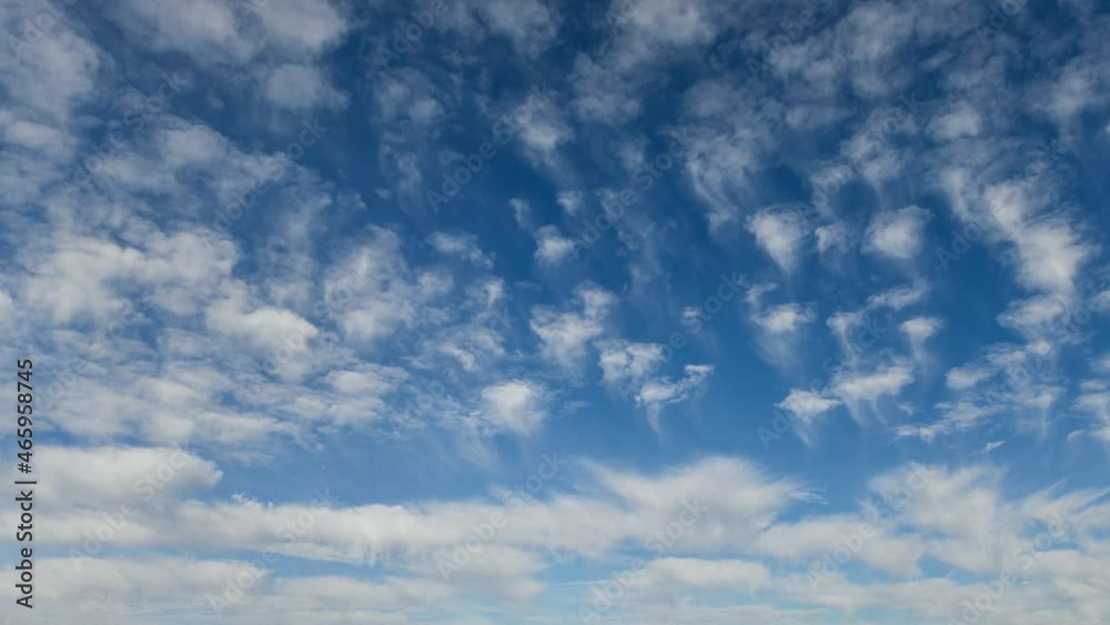 Freundlicher blau-weißer Himmel mit Cirren und Cumuli im Zeitraffer Freundlicher blau-weißer Himmel mit Cirren und Cumuli im Zeitraffer