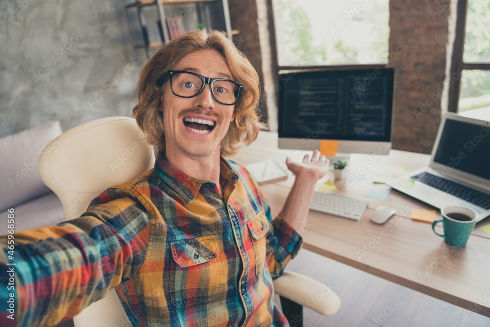 Photo portrait man wearing glasses taking selfie coding on computer demonstrating screen Photo portrait man wearing glasses taking selfie coding on computer demonstrating screen