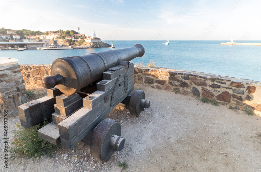 Entrée du port de Port Vendres protégée par un vieux canon