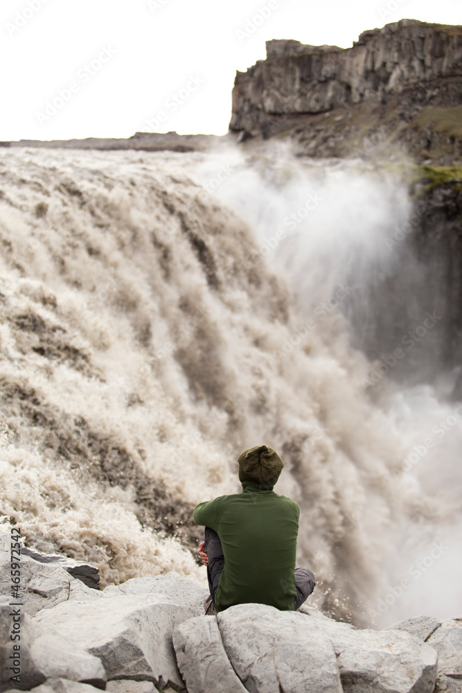 Gullfoss es una catarata situada en el cañón del río Hvitá en el sureste de Islandia. Ruta turística del Círculo Dorado Gullfoss es una catarata situada en el cañón del río Hvitá en el sureste de Islandia. Ruta turística del Círculo Dorado