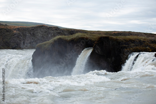 La llaman «la bella» en contraposición a la cascada de Dettifoss cuyo aspecto y estruendo la han hecho merecedora del apodo de «la bestia». 