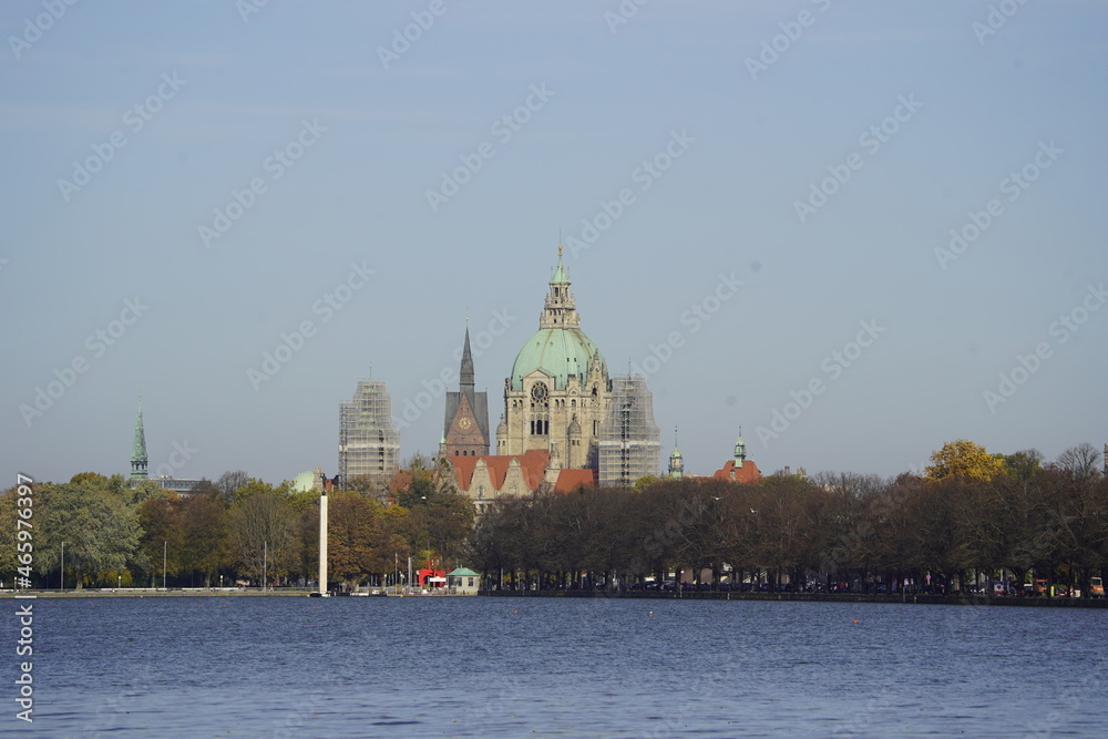 Obraz premium New Town Hall, Hanover - Lower Saxony. In the foreground the Maschsee. Germany 