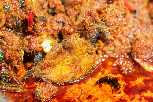 Foto Closeup of Stir Fried Crispy Catfish with Curry background thai street food mark