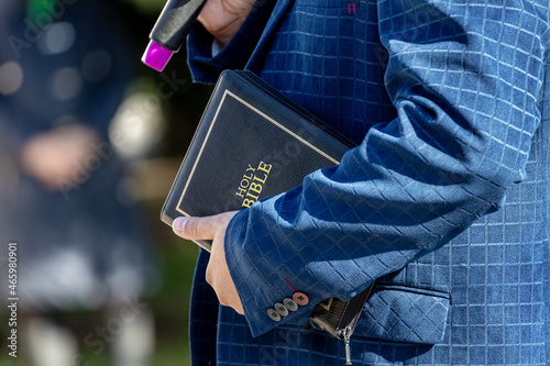 Obraz na plátne Pastor with a Bible in his hand during a sermon