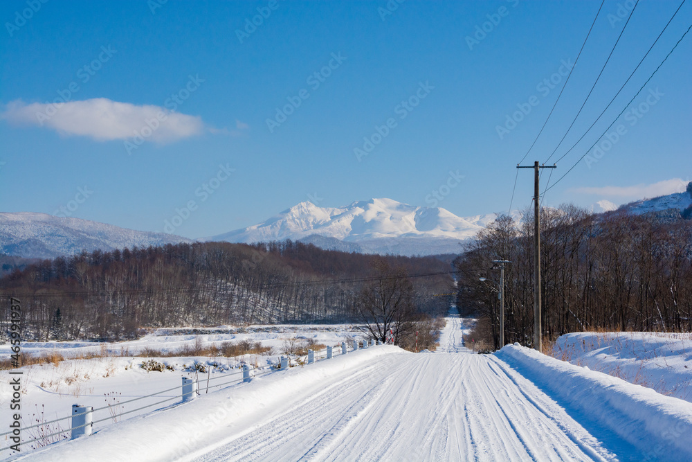 晴れた日の雪道と山頂　
