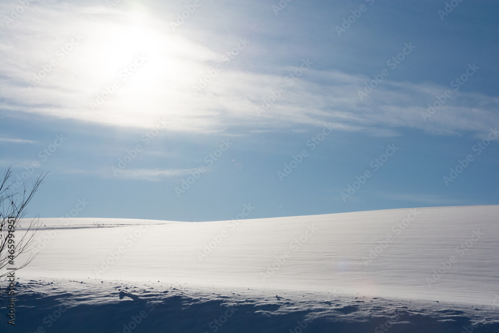 冬の晴れた日の光る雪原
冬の晴れた日の光る雪原
