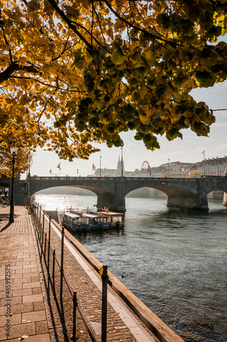 Basel, Rhein, Rheinbrücke, Altstadt, Münster, Kleinbasel, Rheinufer, Boote, Stadt, Altstadthäuser, Grossbasel, Herbst, Herbstmesse, Riesenrad, Herbstfarben, Schweiz