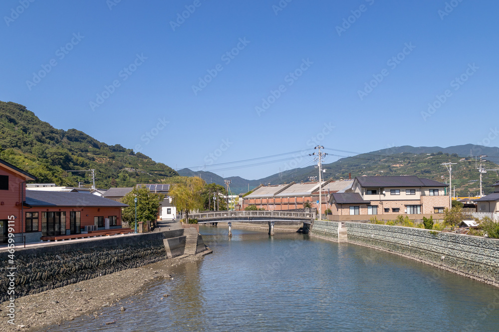 Obraz premium 川沿いの風景