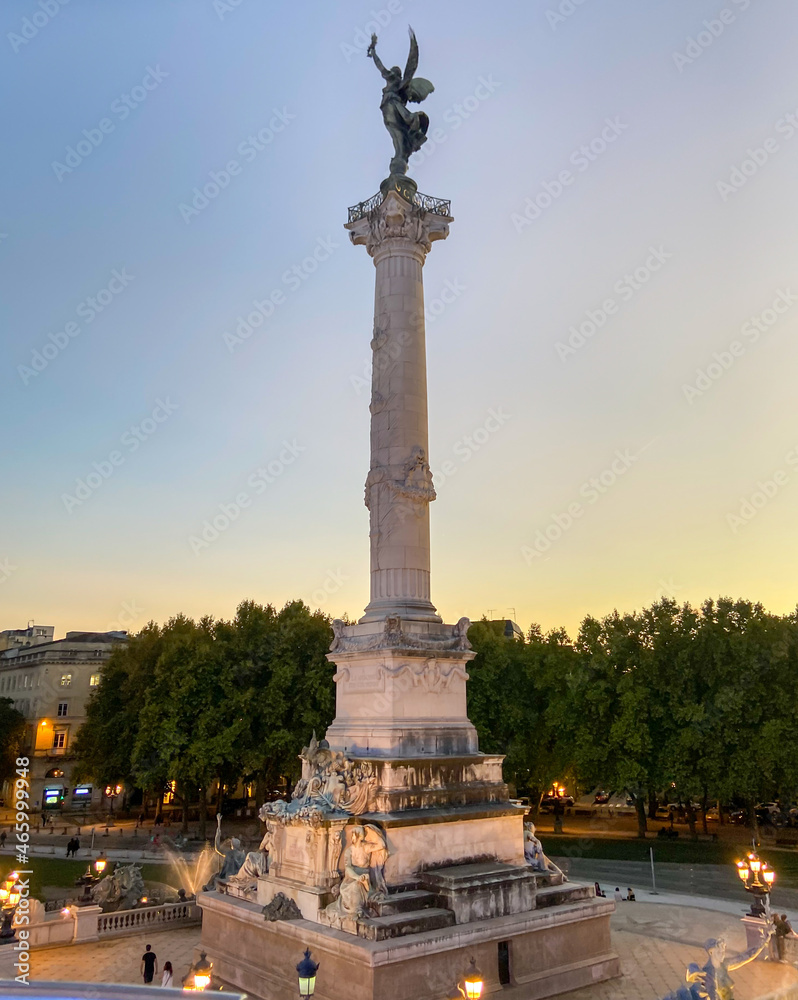 Colonne du monument aux Girondins, place des Quinconces au coucher de soleil à Bordeaux, Gironde
