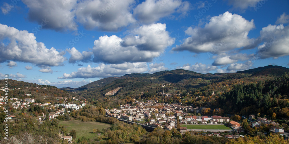 Vue panoramique sur la vallée du Doux et la petite ville de Lamastre (Ardèche du nord)