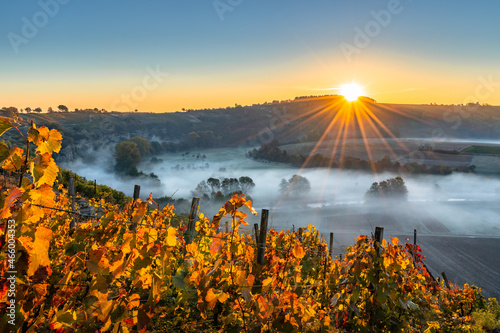 Sonnenaufgang und Morgennebel im herbstlichen Tal, Mühlhausen an der Enz, Baden-Württemberg, Deutschland