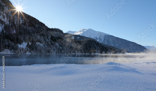 Bergsee im Winter