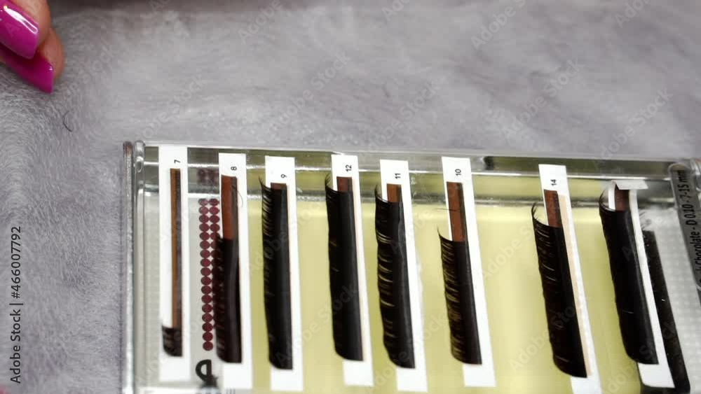 The master woman chooses false eyelashes for the client. The master woman chooses false eyelashes for the client.