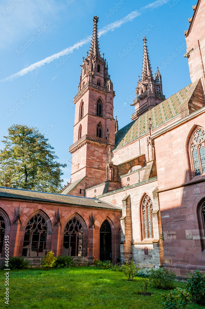 Obraz premium Basel, Münster, Kirche, Kreuzgang, Münsterplatz, Grossbasel, Altstadt, Stadt, Pfalz, Rhein, Georgsturm, Martinsturm, Altstadthäuser, Herbst, Schweiz