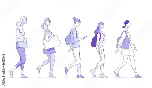 Collezione di giovani donne che camminano photo
