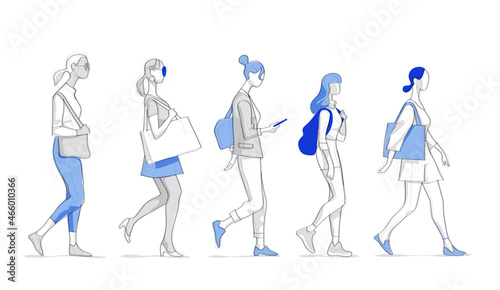 Collezione di giovani donne che camminano