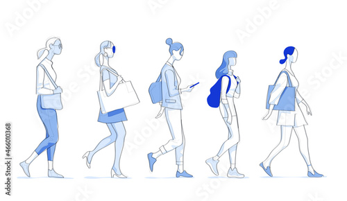 Collezione di giovani donne che camminano