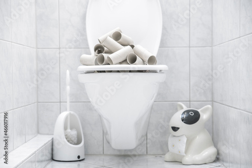 Foto Ausschnitt eines weißen Badezimmers mit Blick auf die Toilette, die mit leeren T