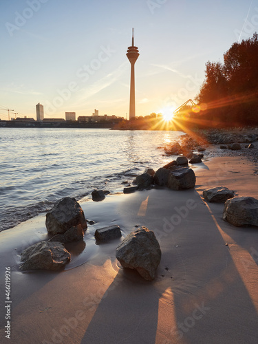 Canvas Print Sunrise on the banks of the river Rhine in Dusseldorf