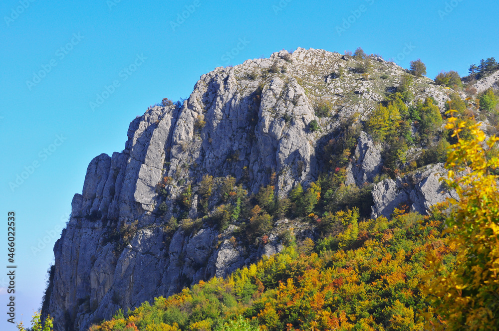 montagna rocciosa, merletti Villa Celiera 