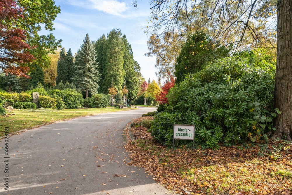 Hauptweg über den Friedhof, Hinweisschild zu den Mustergräbern Hauptweg über den Friedhof, Hinweisschild zu den Mustergräbern