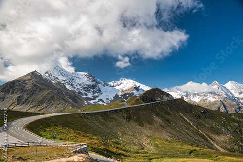 die großglockner hochalpenstraße am fuscher törl im herbst unter dramatischen wolken salzburg pinzgau österreich, grossglockner high alpine road at fuscher törl under dramatic sky photo