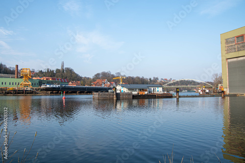 Gelber Kran, Binnenschiff und Brücke im Hafen von Lauenburg © Dieter