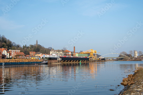 Ein Binnenschiff mit Holzstämmen fährt in Lauenburg in den Elbe-Lübeck-Kanal ein