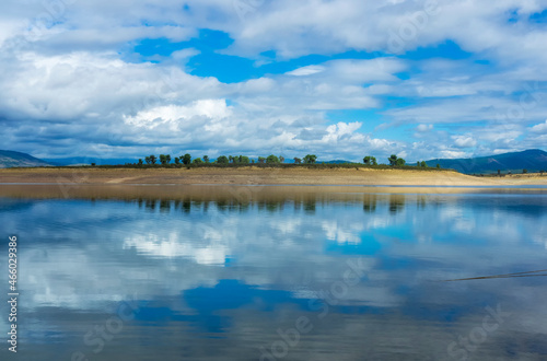 Cielo con nubes reflejandose en el agua tranquila del lago