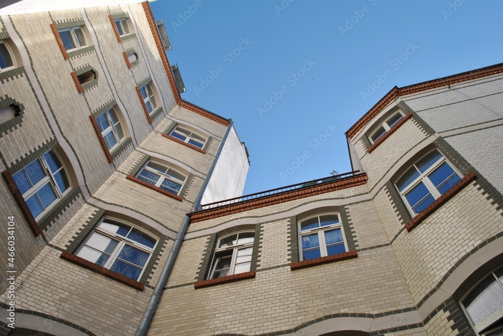 Zabytkowa kamienica na tle nieba