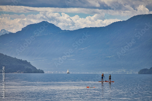Küste von Lugano, auf dem Wasser ein Paar auf einem Floss - Schweiz/Italien, Lugano