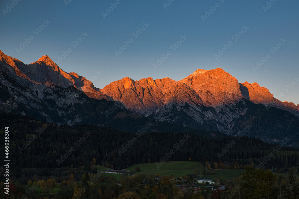 der hochkönig im pinzgau salzburg österreich im alpenglühen bei sonnenuntergang, hochkönig with alpenglow