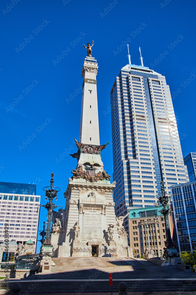 Obraz premium View of large Soldiers and Sailors Monument in downtown Indianapolis, Indiana
