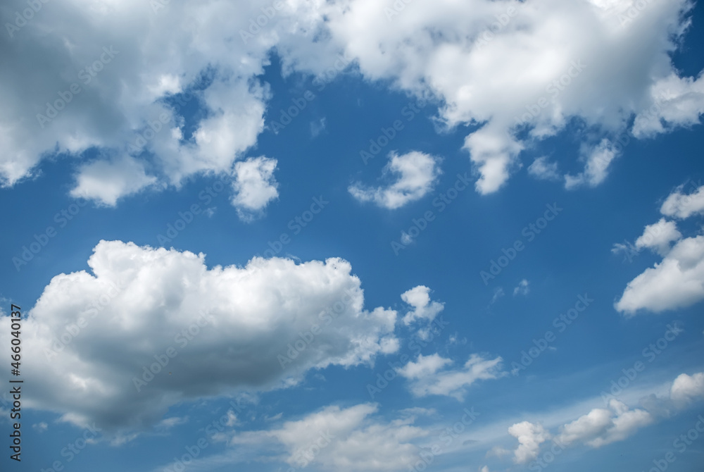 Obraz premium Blue sky background with tiny clouds.