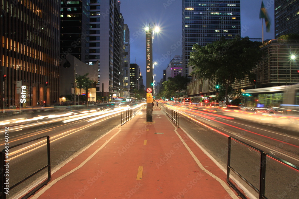 avenida paulista em São Paulo, brasil, com carros ao entardecer em baixa velocidade