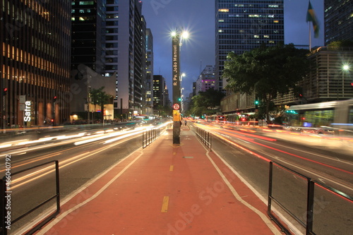 avenida paulista em São Paulo, brasil, com carros ao entardecer em baixa velocidade