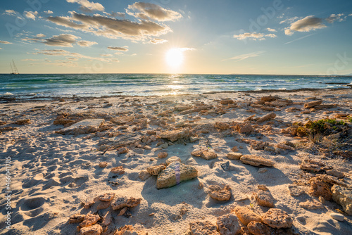 Sandstein am Strand bei Sonnenuntergang