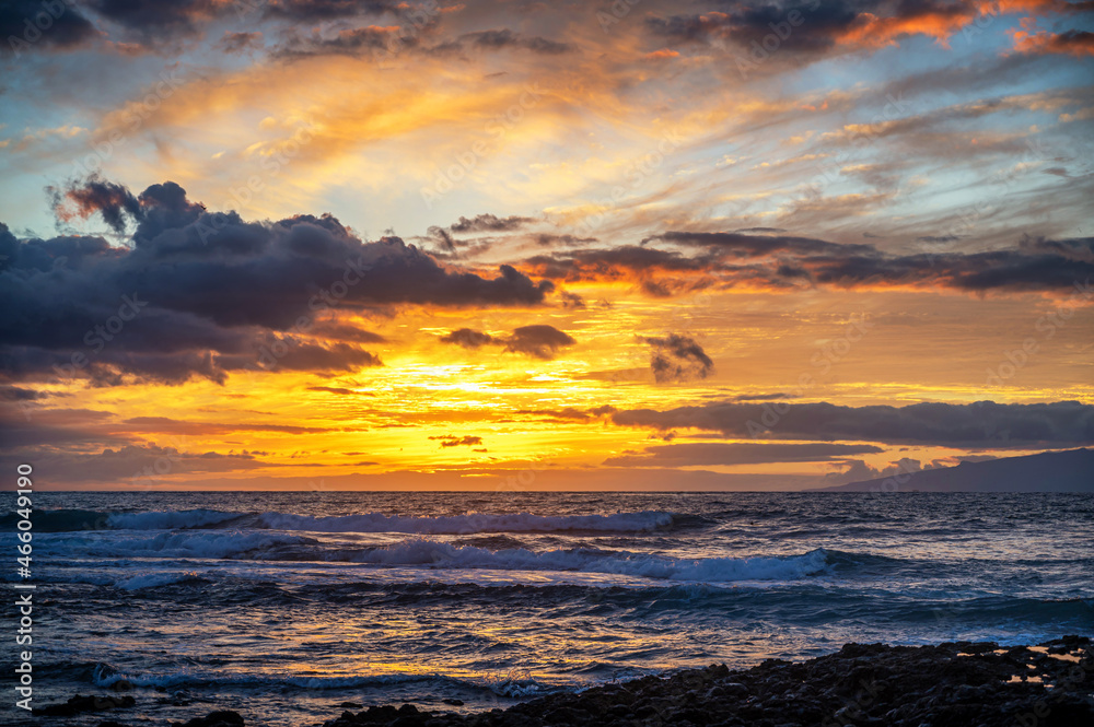Romantischer Sonnenuntergang an der Küste des Atlantischen Ozean
