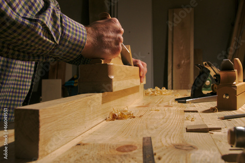Ręczna praca struganie dębowego drewna przy pomocy drewnianego tradycyjnego strugu.