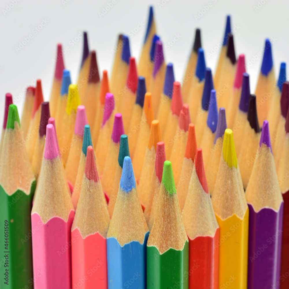 Algunos detalles de puntas de lápices de colores, aislado sobre fondo blanco Algunos detalles de puntas de lápices de colores, aislado sobre fondo blanco