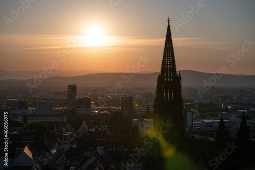 Freiburg im Breisgau Deutschland Münster Kirche Sonnenuntergang © Moritz Sirowatka