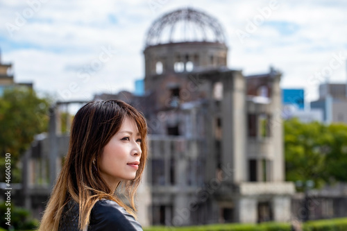 原爆ドームを背景の女性 photo