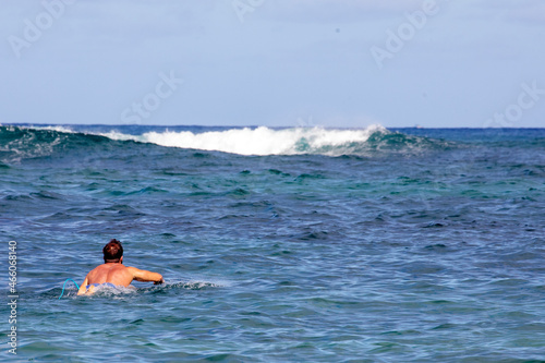 Surfer and waves © ACpics