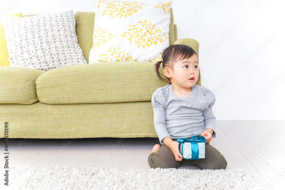 プレゼントを持つ子供 プレゼントを持つ子供